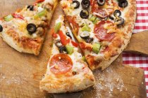 Піца Пепероні з перцем та оливками — стокове фото