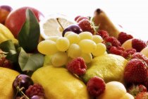 Bacche fresche raccolte con limoni — Foto stock
