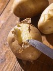 Patatas hervidas con cuchillo - foto de stock