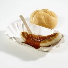 Salsicha de caril em prato de papel — Fotografia de Stock