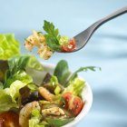 Salatblätter mit Garnelen — Stockfoto