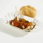 Currywurst in Scheiben mit Brötchen — Stockfoto