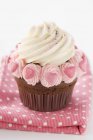 Cupcake with pink roses decoration — Stock Photo