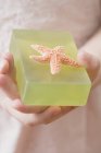 Вид крупным планом девушки, держащей зеленое мыло с морской звездой — стоковое фото