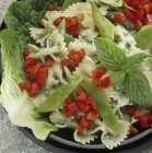 Salada de macarrão com feijão e pimenta — Fotografia de Stock