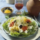 Лук и картофельный салат — стоковое фото