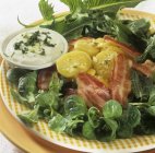 Кукурузный салат с картошкой и беконом — стоковое фото