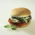 Hamburger mit Basilikumblättern — Stockfoto
