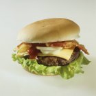 Cheeseburger com folha de salada — Fotografia de Stock