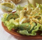 Espargos e salada de abacate com molho de lentilha — Fotografia de Stock