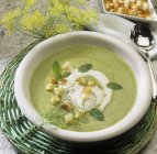 Gemüsecremesuppe mit saurer Sahne — Stockfoto