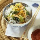 Galinha asiática com macarrão de arroz — Fotografia de Stock