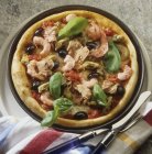 Морепродукти піца з тунцем — стокове фото