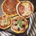 Vier kleine Pizzen — Stockfoto