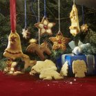 Рождественское печенье висит на елке — стоковое фото