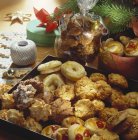 Biscuits assortis dans une plaque de cuisson — Photo de stock