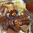 Vários tipos de chocolate e profiteroles — Fotografia de Stock