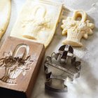 Vista close-up de biscoitos Springerle crus com moldes de madeira e cortador de correspondência — Fotografia de Stock