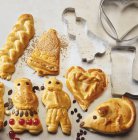 Closeup view of heart with mouse, bell and plait figures in yeast dough — Stock Photo