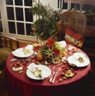 Різдвяний стіл в червоному — стокове фото