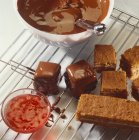 Vista close-up de quadrados de chocolate caseiros no rack de refrigeração — Fotografia de Stock