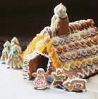 Vista close-up da casa de gengibre e pequenas figuras de gengibre — Fotografia de Stock