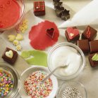 Vista close-up da vida morta com decorações comestíveis e quadrados de chocolate — Fotografia de Stock