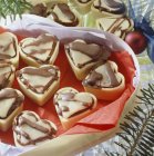 Vue rapprochée des coeurs de truffe cerise dans un coffret cadeau — Photo de stock