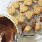 Крупный план ореховых сердец и шоколадного соуса — стоковое фото