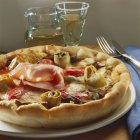 Pizza con alcachofas y mortadela - foto de stock
