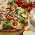 Pizza vegetal com tomates e brócolis — Fotografia de Stock