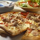 Pizza à la choucroute et boulettes de viande — Photo de stock