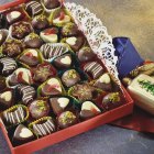 Chocolates en caja de chocolate rojo - foto de stock