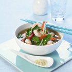 Крупним планом вид на креветки та овочевий суп у мисці — стокове фото
