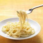 Спагетті на білій тарілці — стокове фото