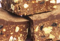 Brownies con nueces y pasas - foto de stock