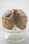Petit gâteau aux noix sur support à gâteau — Photo de stock