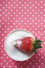 Erdbeere in Schüssel mit Zucker — Stockfoto