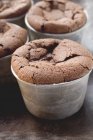 Vista de primer plano de soufflés de chocolate en cuencos - foto de stock