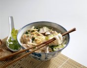Vista de cerca de sopa de pollo chino con fideos - foto de stock