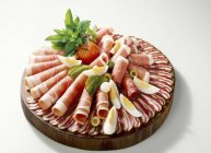 Ham platter garnished with grapes — Stock Photo
