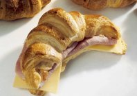 Croissant gefüllt mit Schinken und Käse — Stockfoto