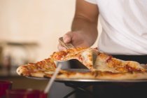Куповані зору людини, яка виступає піца Маргарита — стокове фото