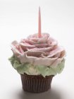 Cupcake com vela no topo — Fotografia de Stock