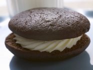 Gefüllte, runde Schokoladenkuchen — Stockfoto