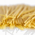 Espaguetis crudos secos - foto de stock