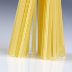 Сухий сирі спагетті — стокове фото
