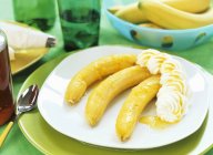 Banane con miele e rum — Foto stock
