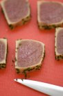 Филе тунца с луком — стоковое фото