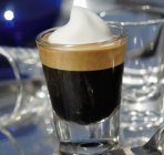 Espresso macchiato em shot — Fotografia de Stock
